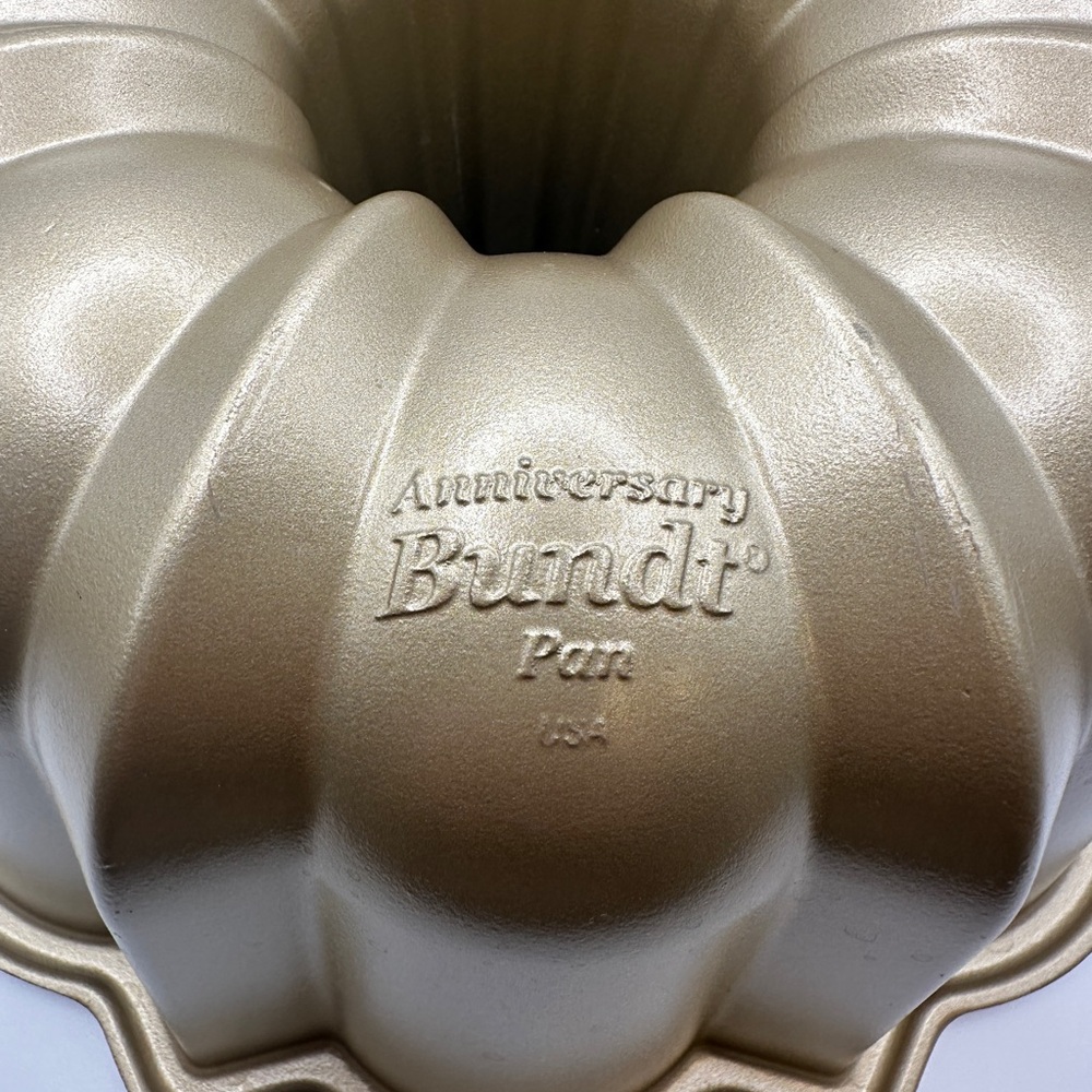 Nordic Ware Anniversary Bundt Pan - Picture 2 of 7